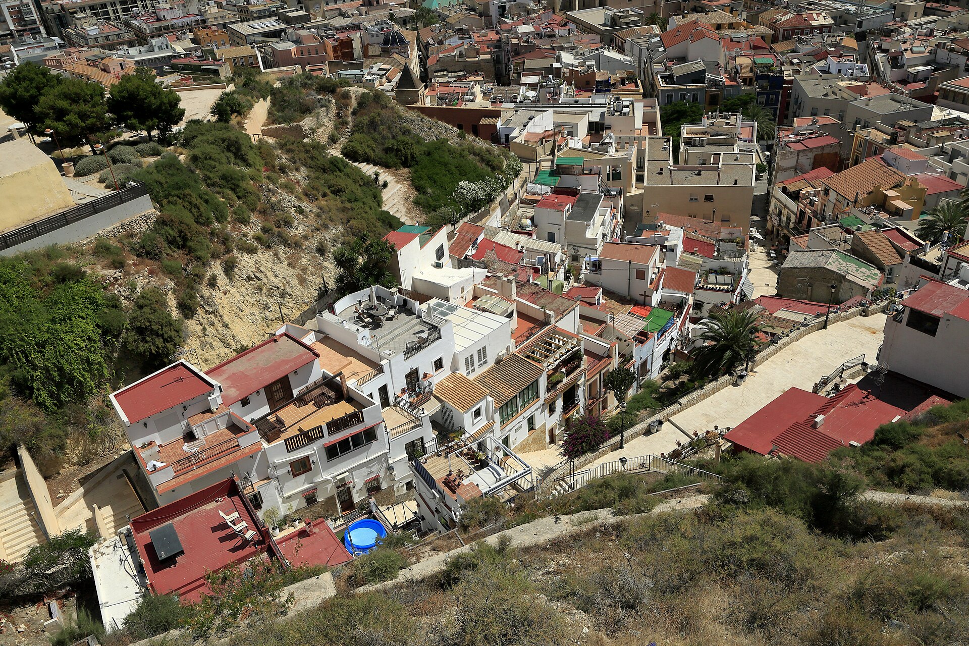 … mit der Calle San Antonio vom gedeckten Aufstiegsweg von der Ermita de Santa Cruz zum Castillo de Santa Bárbara