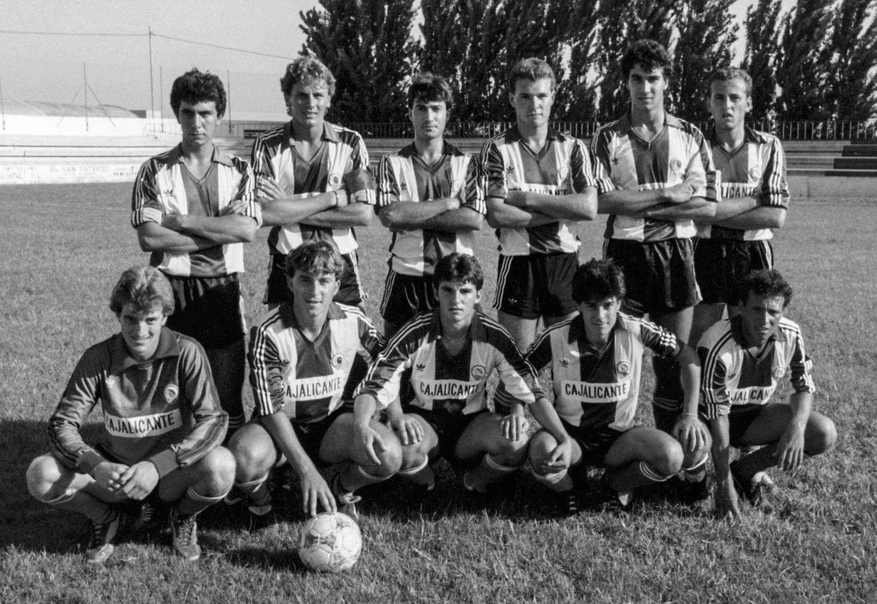 Equip de l'Hèrcules CF (Juvenil A?). Data de la fotografia: 19-08-1985. Futbolistes identificats: Brau (2), Esteve (4) i Isidro (5). Avall: Ángel (9), Moreno Yuste (10) Andres Guarinos (7) i Villaescusa (11)
