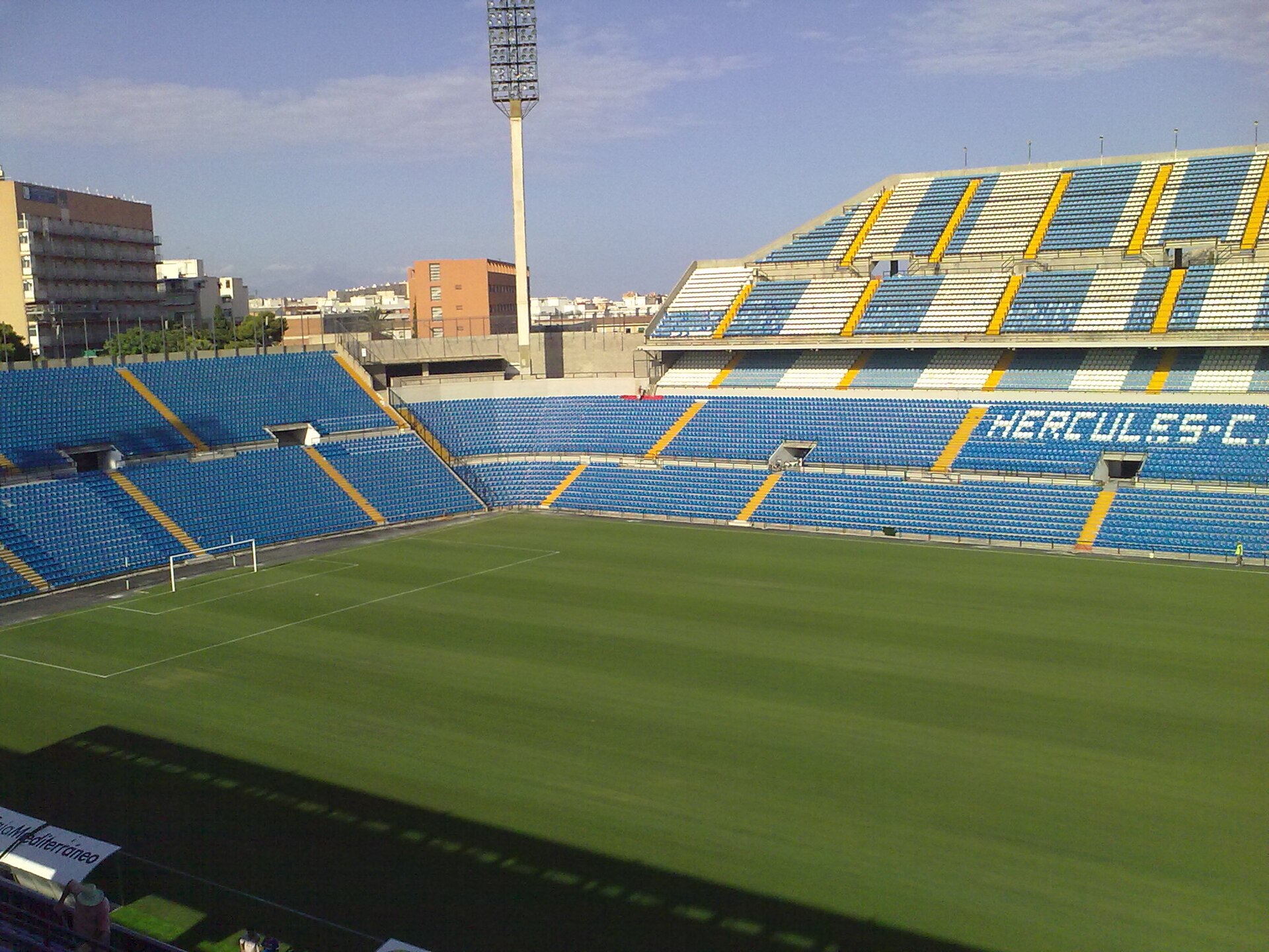 Estadio José Rico Pérez durante sus obras de mejora y pintado de butacas en el verano de 2010.