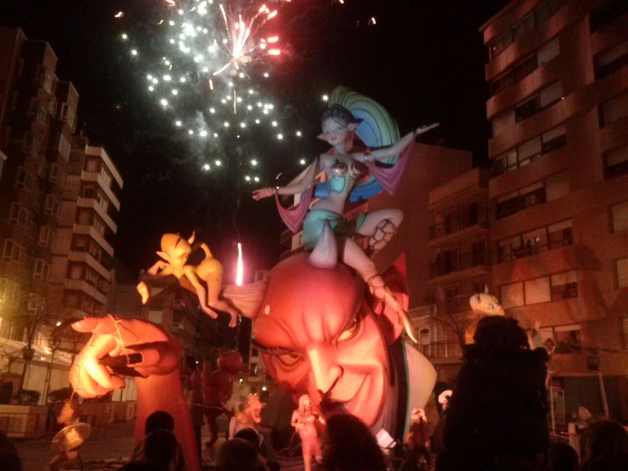 Cremà del monument gran en la nit de Sant Josep