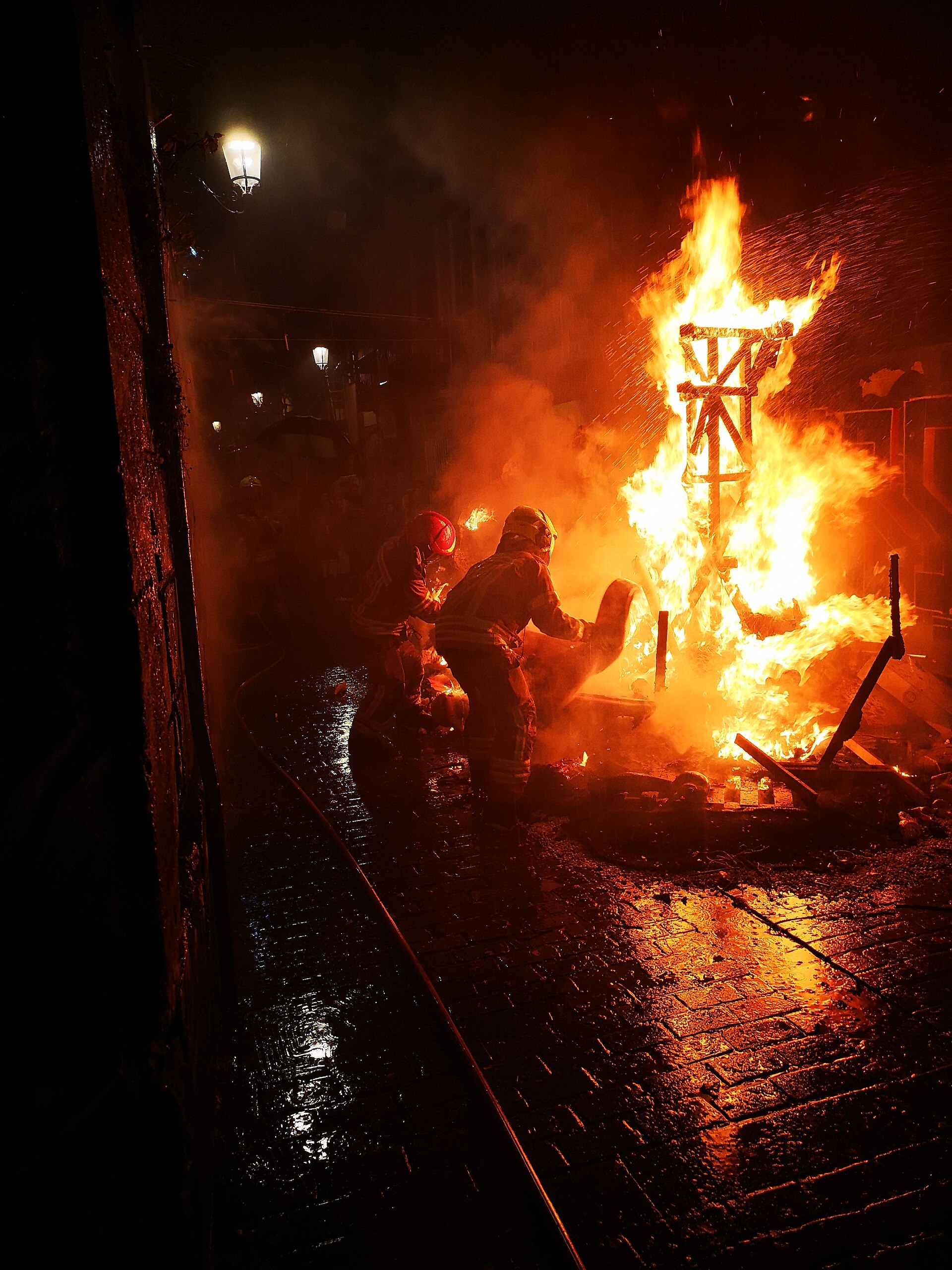 Bombers. Bomberos. Fallas. cremà.