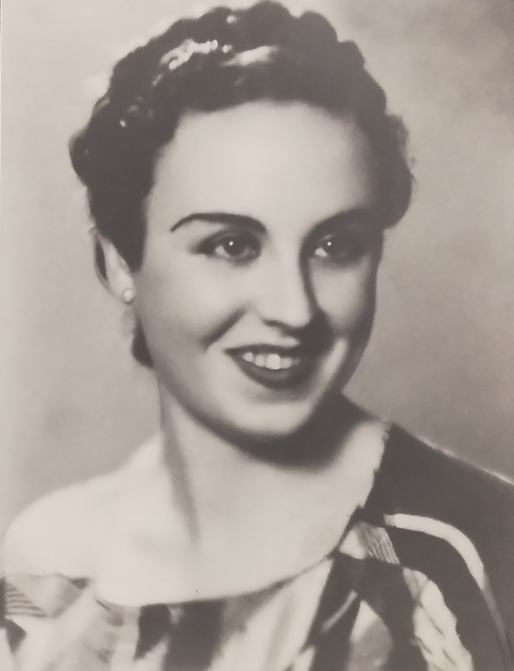 Retrato de Amparito Quereda Bernabeu, primera Bellea del foc de las Hogueras de San Juan de Alicante del año 1932 en el Museo de Hogueras. No representaba a ningún distrito.