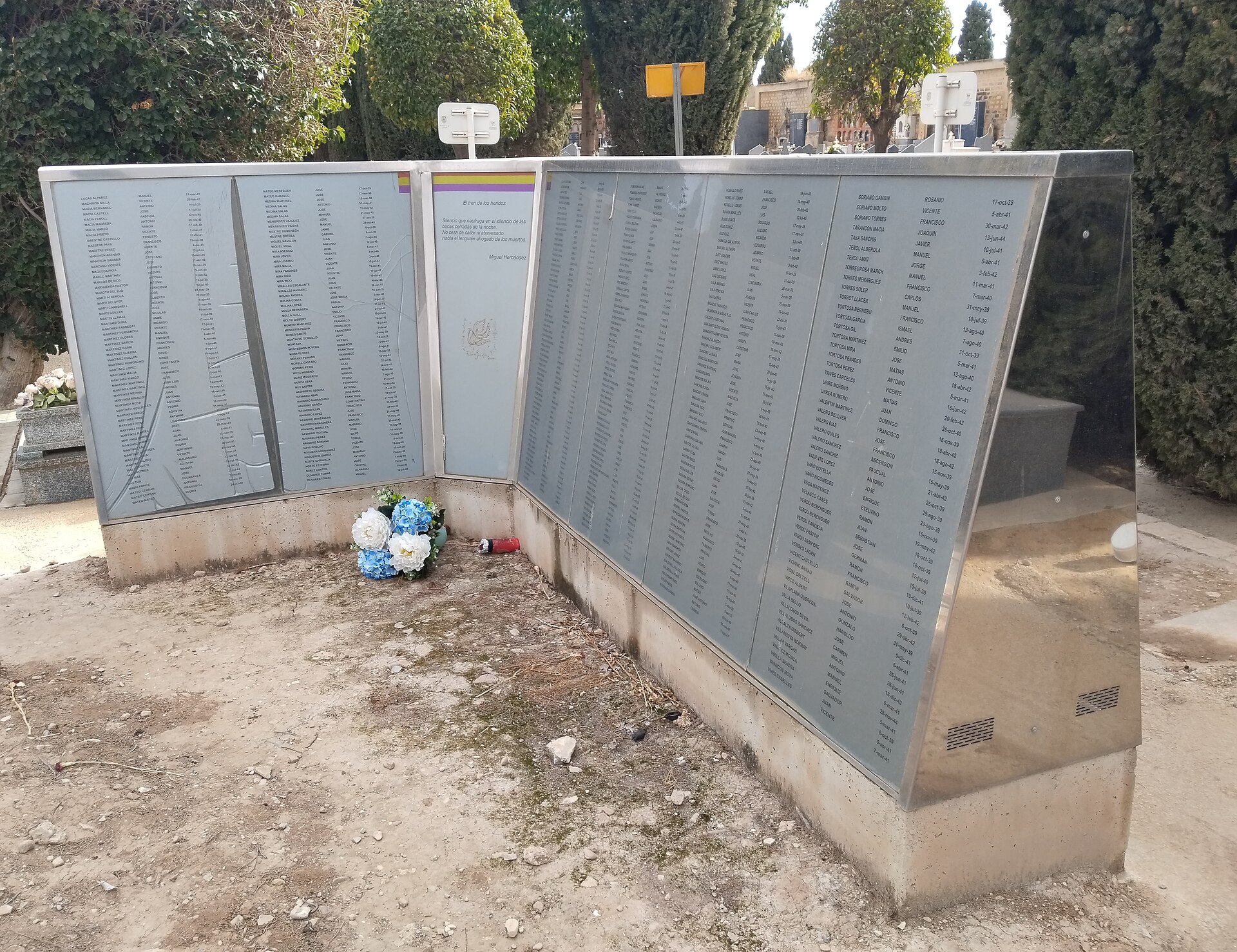 Monumento de la Comisión Cívica de Alicante para la recuperación de la Memoria Histórica. Fosa común de la guerra civil, cementerio de Alicante.