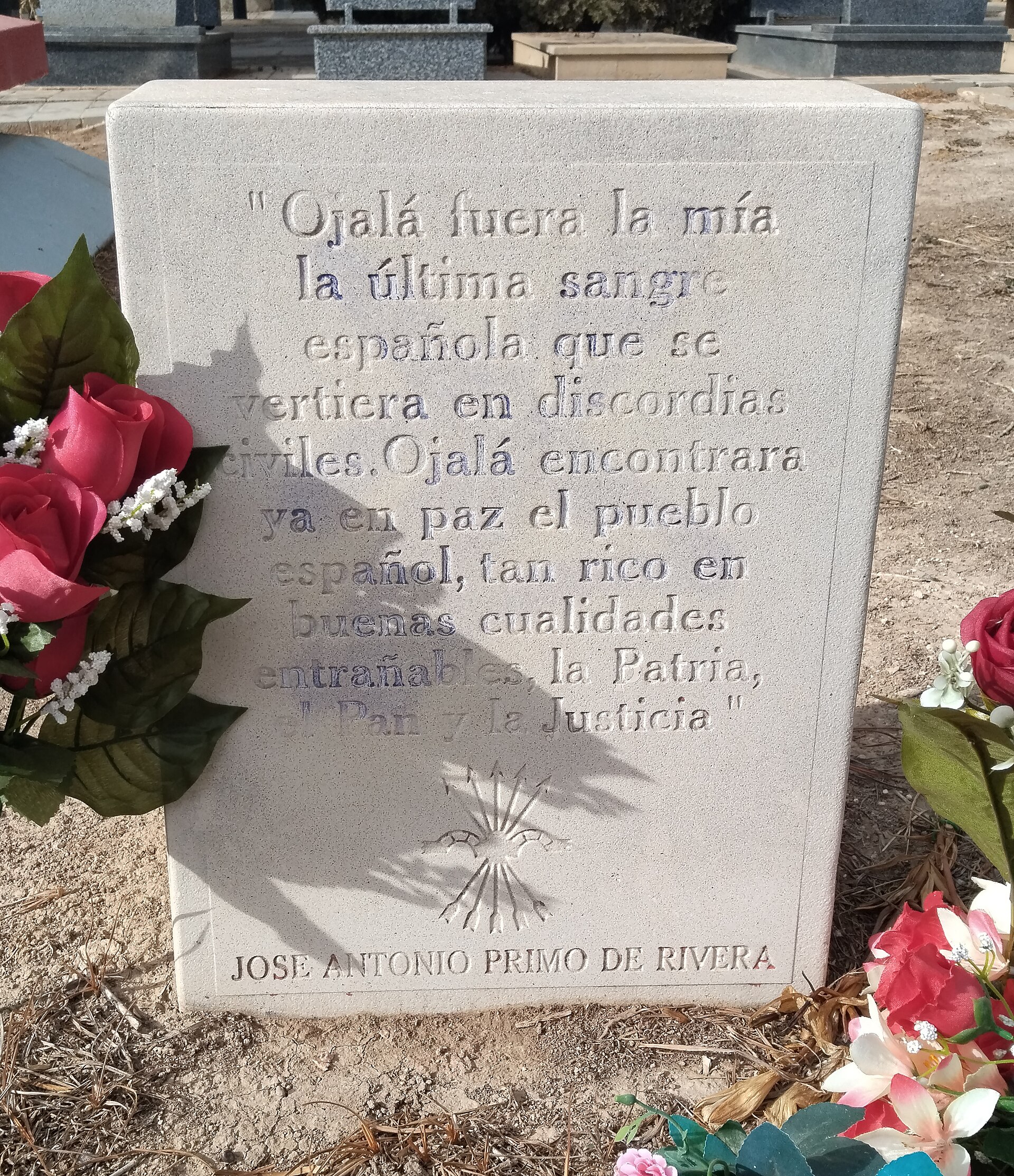 Tumba de José Antonio Primo de Rivera en la fosa común de la guerra civil en el cementerio municipal de Alicante.