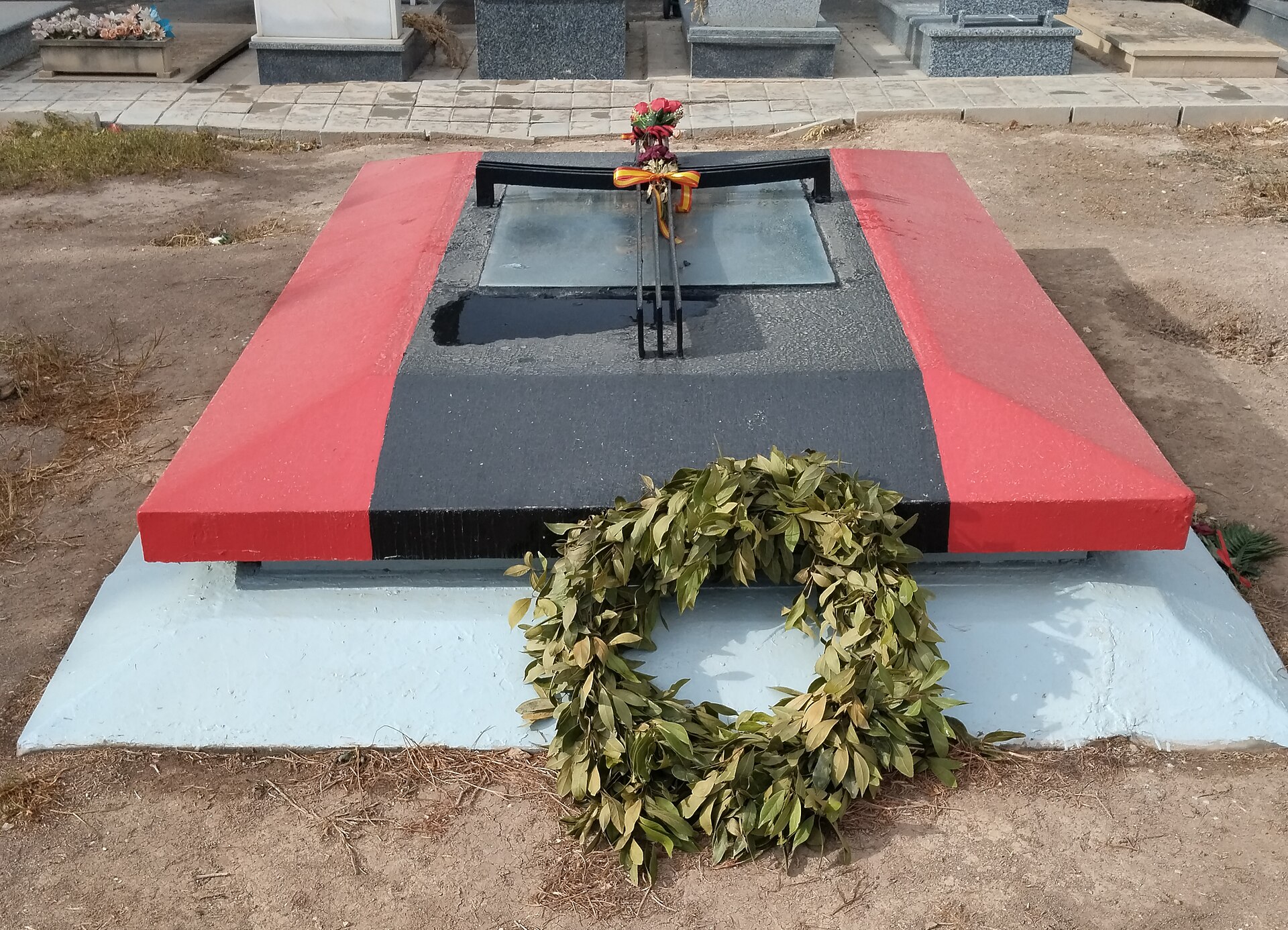 Tumba de José Antonio Primo de Rivera en la fosa común de la guerra civil en el cementerio municipal de Alicante.