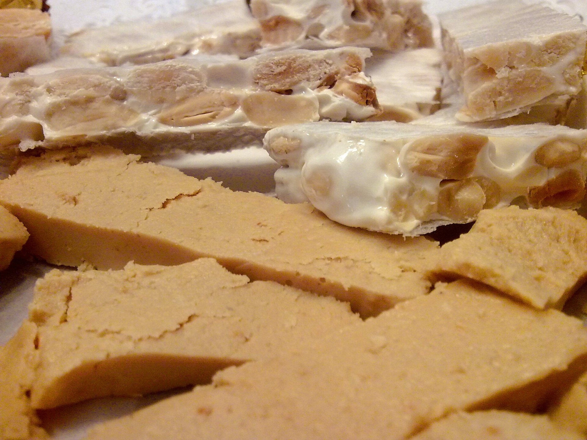 Dos clases de turrón: blando (o de Jijona) y duro (o de Alicante).