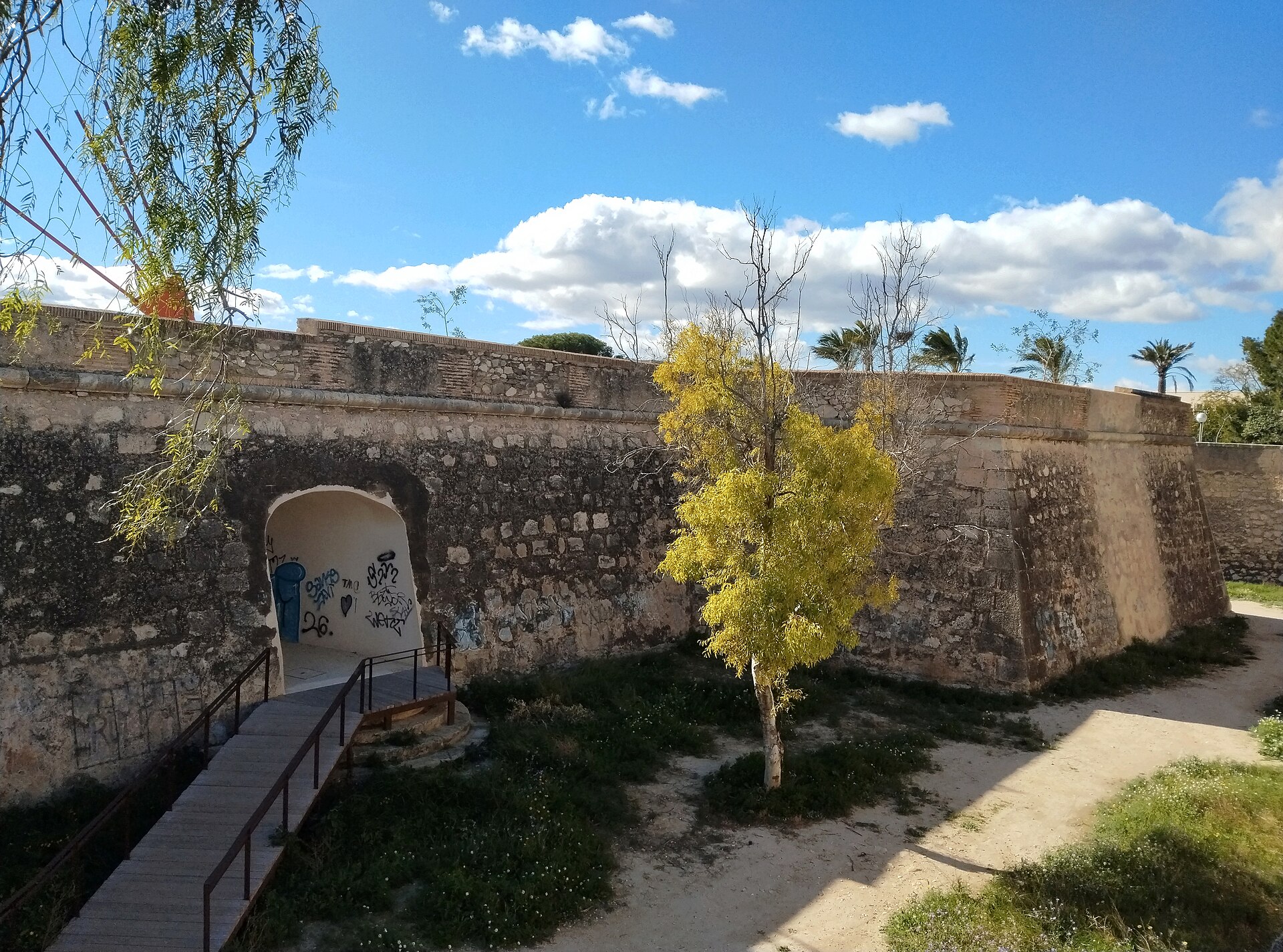 Foso del Castillo de San Fernando, Alicante.