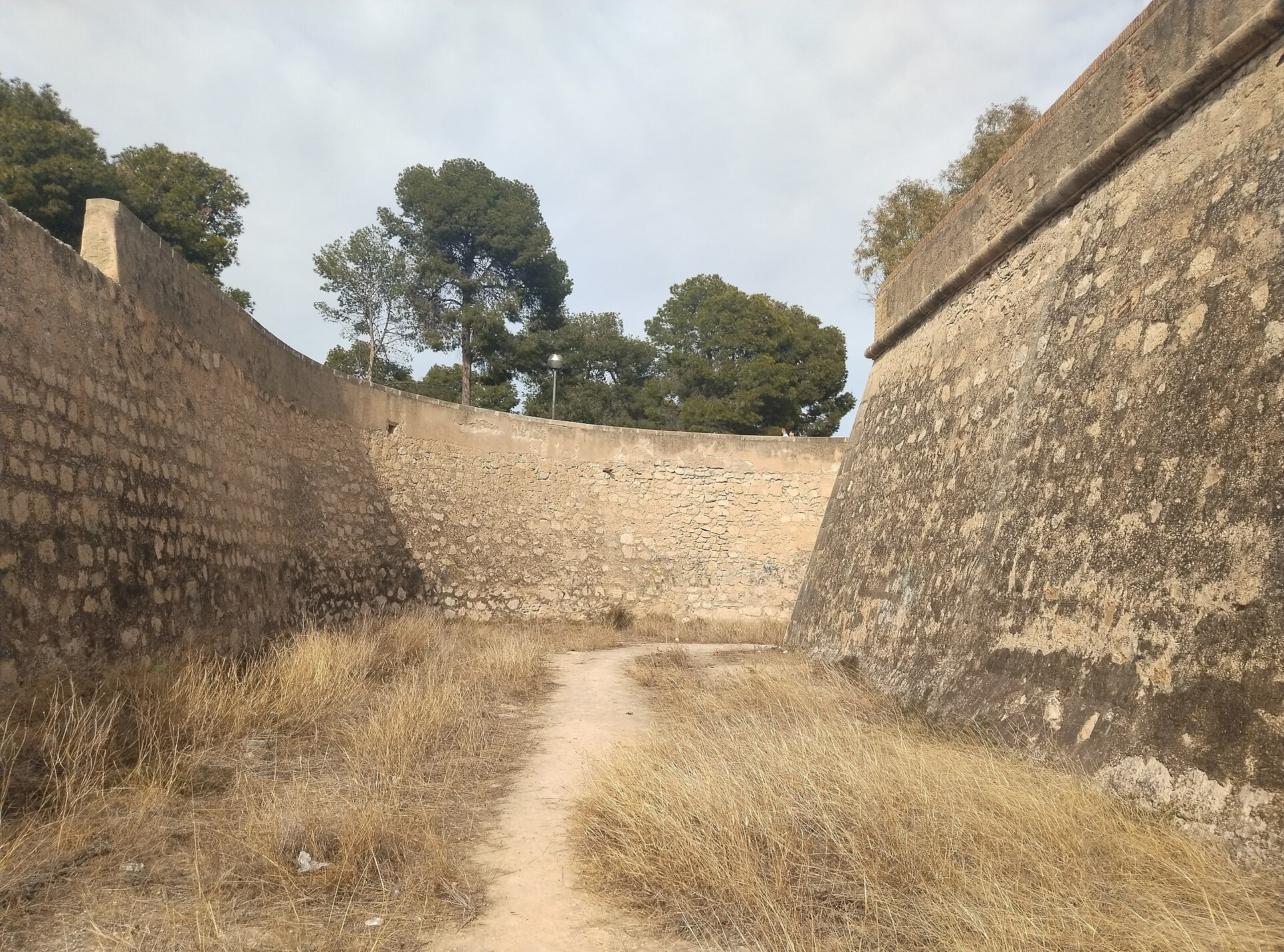Foso del Castillo de San Fernando, Alicante.