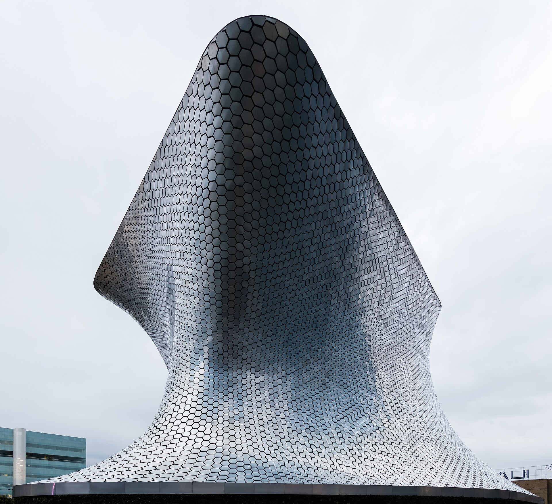 Edificio del Museo Soumaya situado en la Plaza Carso, distrito de Nuevo Polanco, Ciudad de México, México. El museo, obra del arquitecto Fernando Romero, fue inaugurado en 2011 por el entonces presidente Felipe Calderón Hinojosa. El museo pertenece a la institución cultural homónima y sin fines de lucro, dedicada al resguardo, exposición, investigación y difusión de la colección de arte de Fundación Carlos Slim. El nombre del museo honra la memoria de Soumaya Domit, esposa del fundador del museo