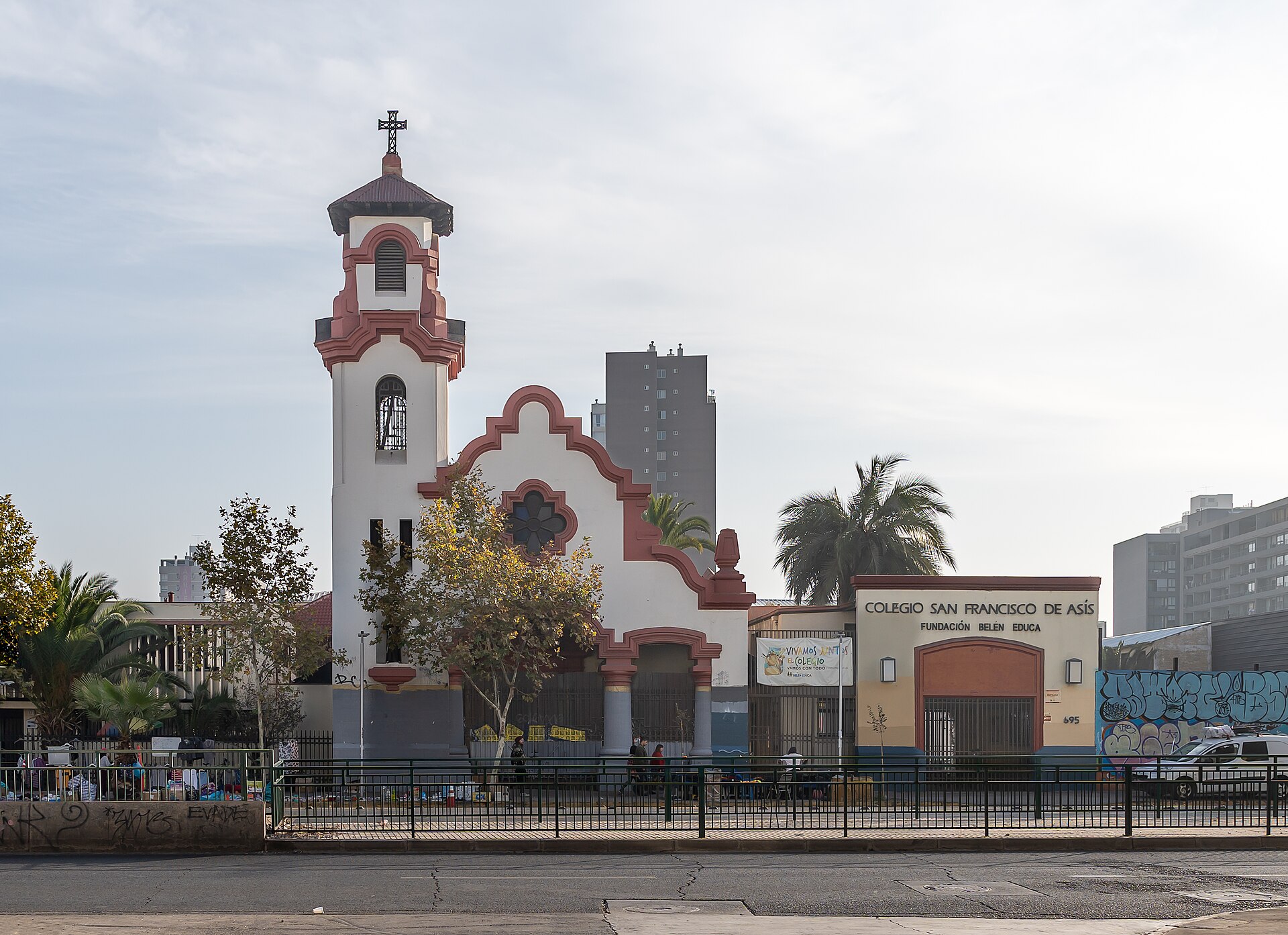 Iglesia Nuestra Señora de la Pasión y Colegio San Francisco de Asís.