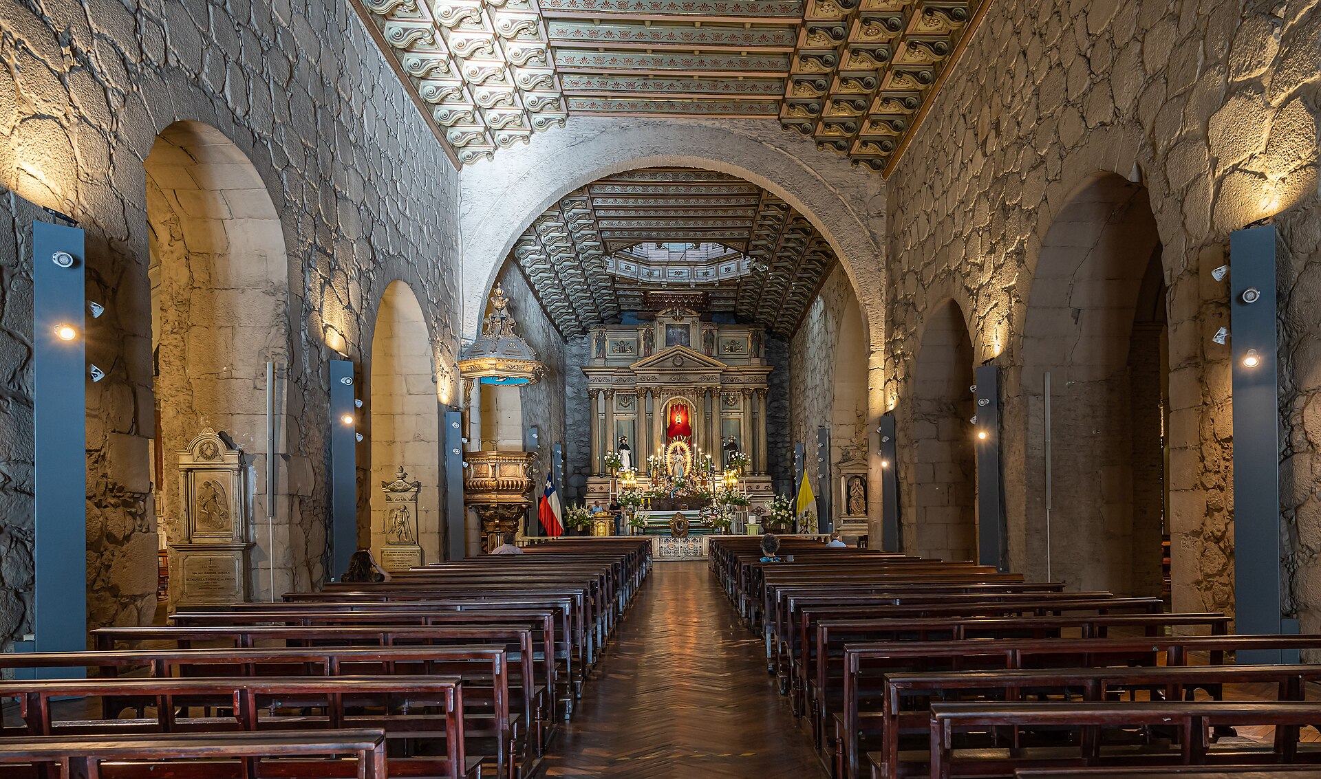 La Iglesia y el Convento de San Francisco es la construcción colonial más antigua de Chile. Tienen su origen en la Ermita del Socorro, establecida para albergar la imagen de la Virgen de esta advocación, traída al país por el conquistador hispano, fundador de Santiago, Pedro de Valdivia. En 1554, a cambio de doce solares frente al Cerro Santa Lucía, la Orden Franciscana adquirió la obligación de construir un templo que albergara a la imagen que resguardaba la Ermita. Los franciscanos se instalar