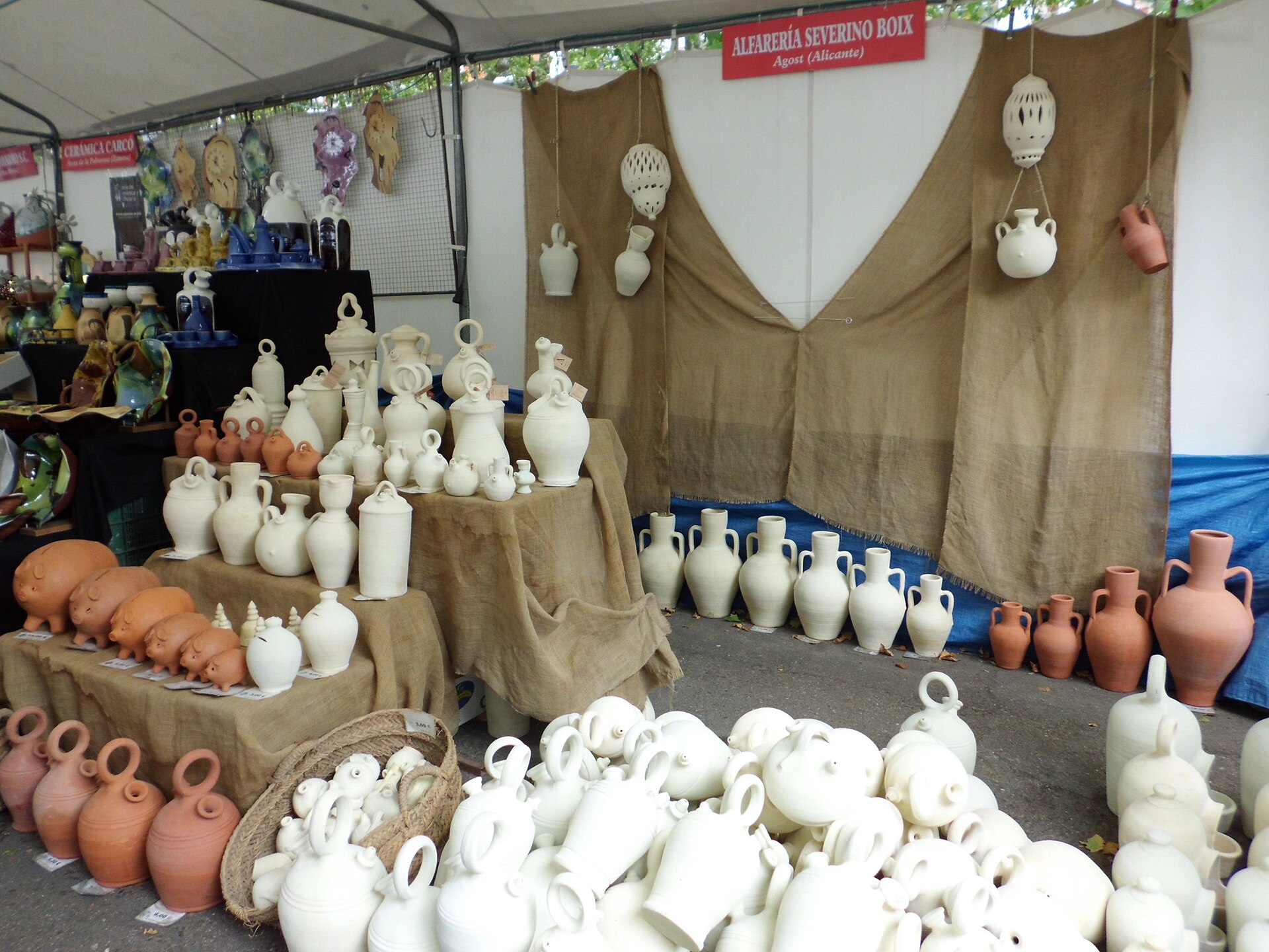 Feria de la Cerámica en el año 2013. Paseo Central del Campo Grande de Valladolid, España. Cerámica de Agost (Alicante).