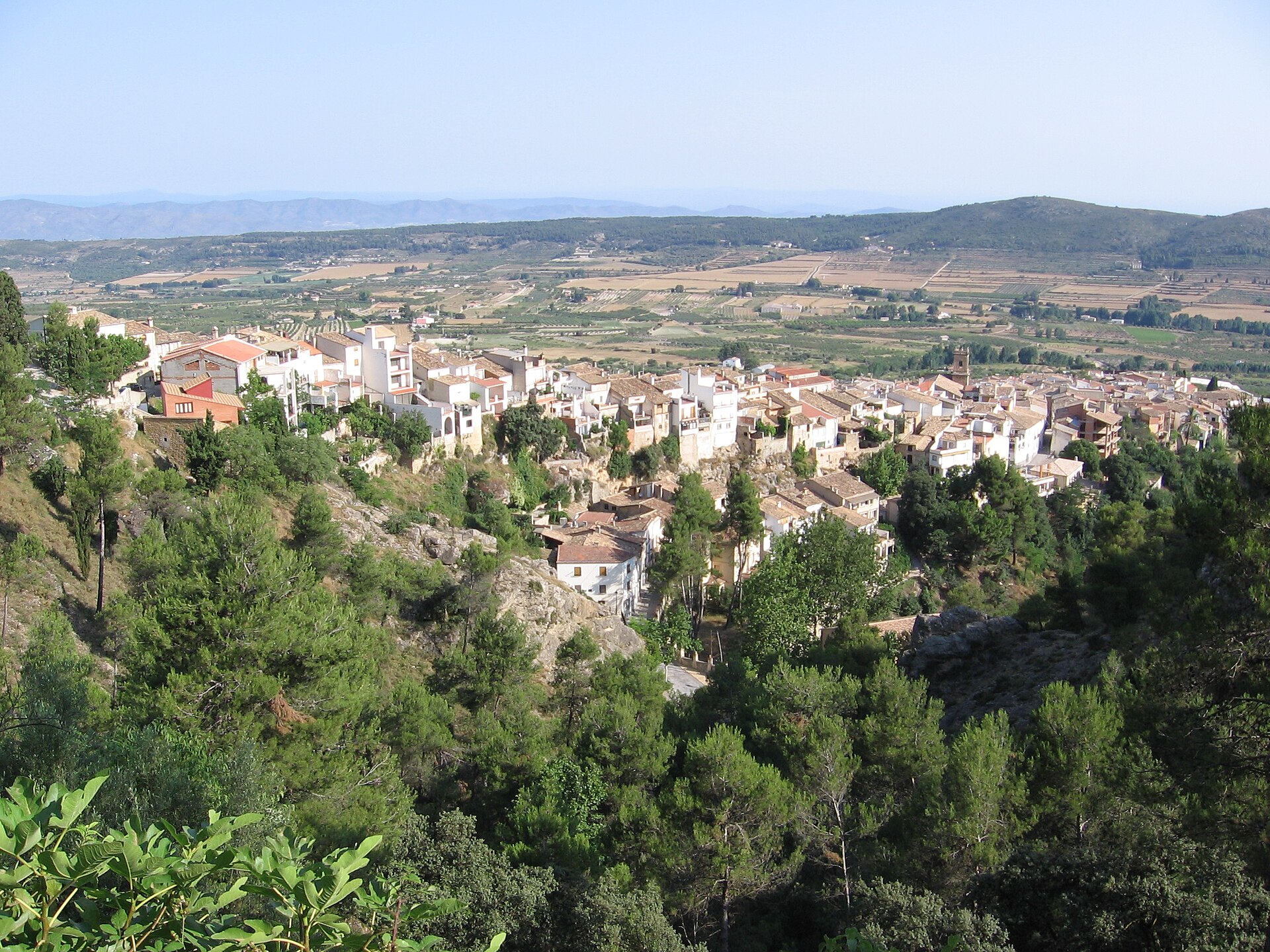 Agres bajando desde el Montcabrer, en Alicante (España)