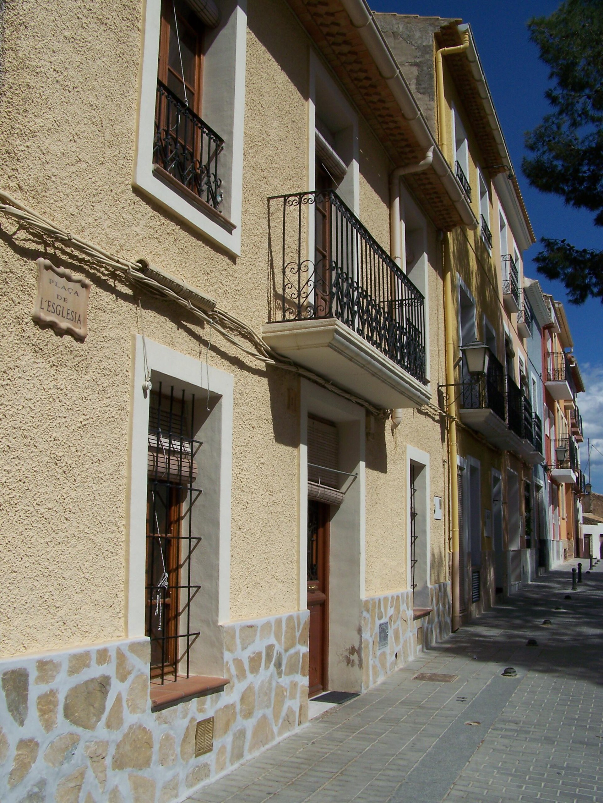 Aguas de Busot (Aigües): Calle Mayor desde la Plaza de la Iglesia, Alicante, España.