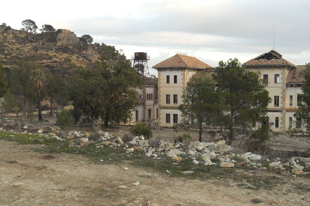 Vista trasera del preventorio de Aguas de Busot.