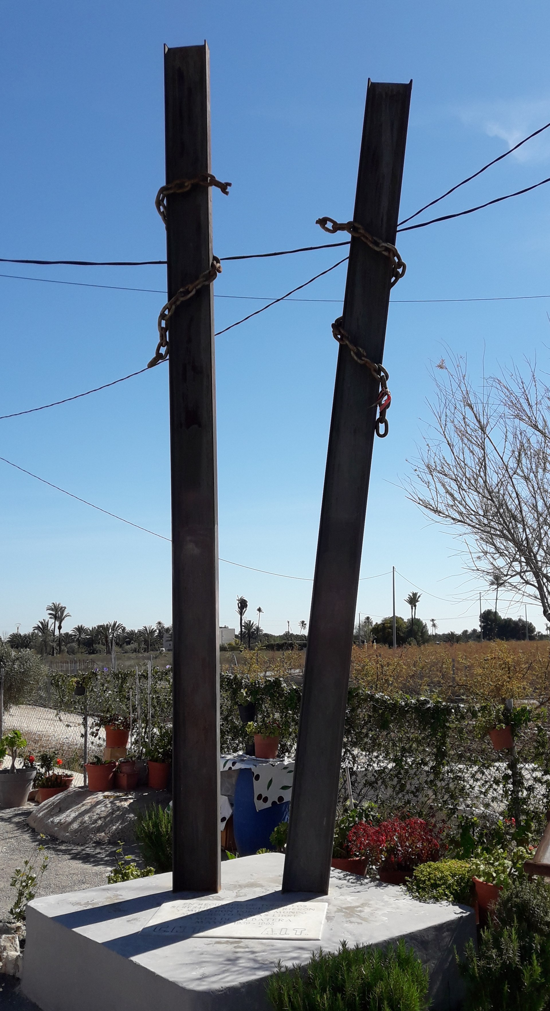 Monumento en memoria de las víctimas del campo de concentración franquista de Albatera (San Isidro, Alicante), situado en las inmediaciones. Erigido en 1995 por la CNT-AIT, con dos vigas de hierro como estructura.