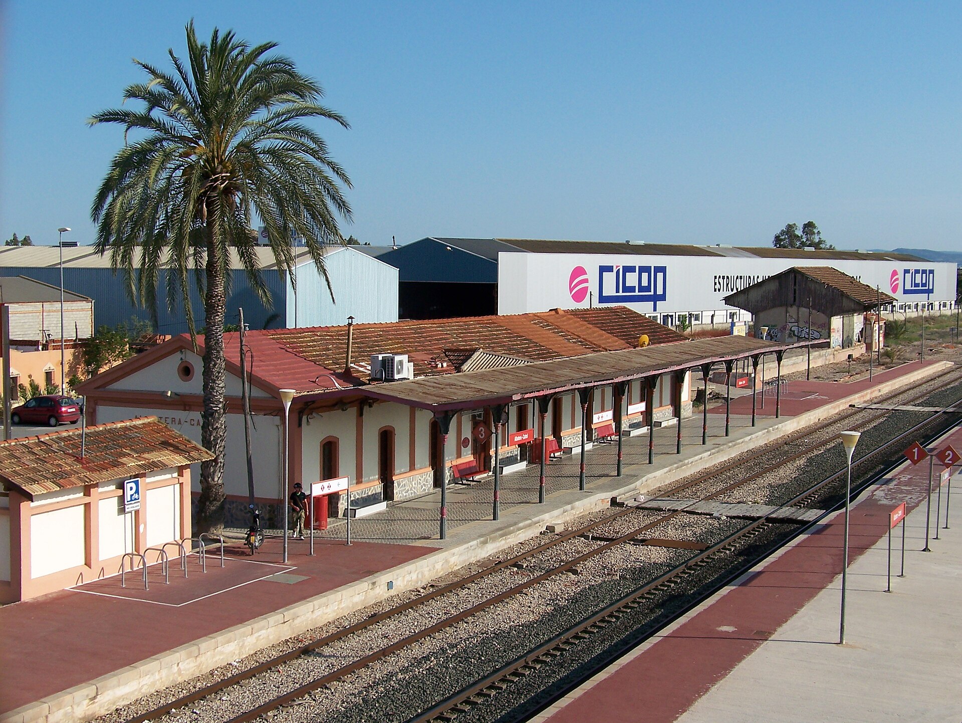 La antigua estación de Albatera-Catral (Alicante, España), que, en realidad, se encuentra en el casco urbano de San Isidro, pues cuando se creó San Isidro no existía como tal y el pueblo era solo una pedanía de Albatera y se llamaba San Isidro de Albatera. Fue arrasada para dejar paso a las vías del AVE Alicante-Murcia en verano del 2011.