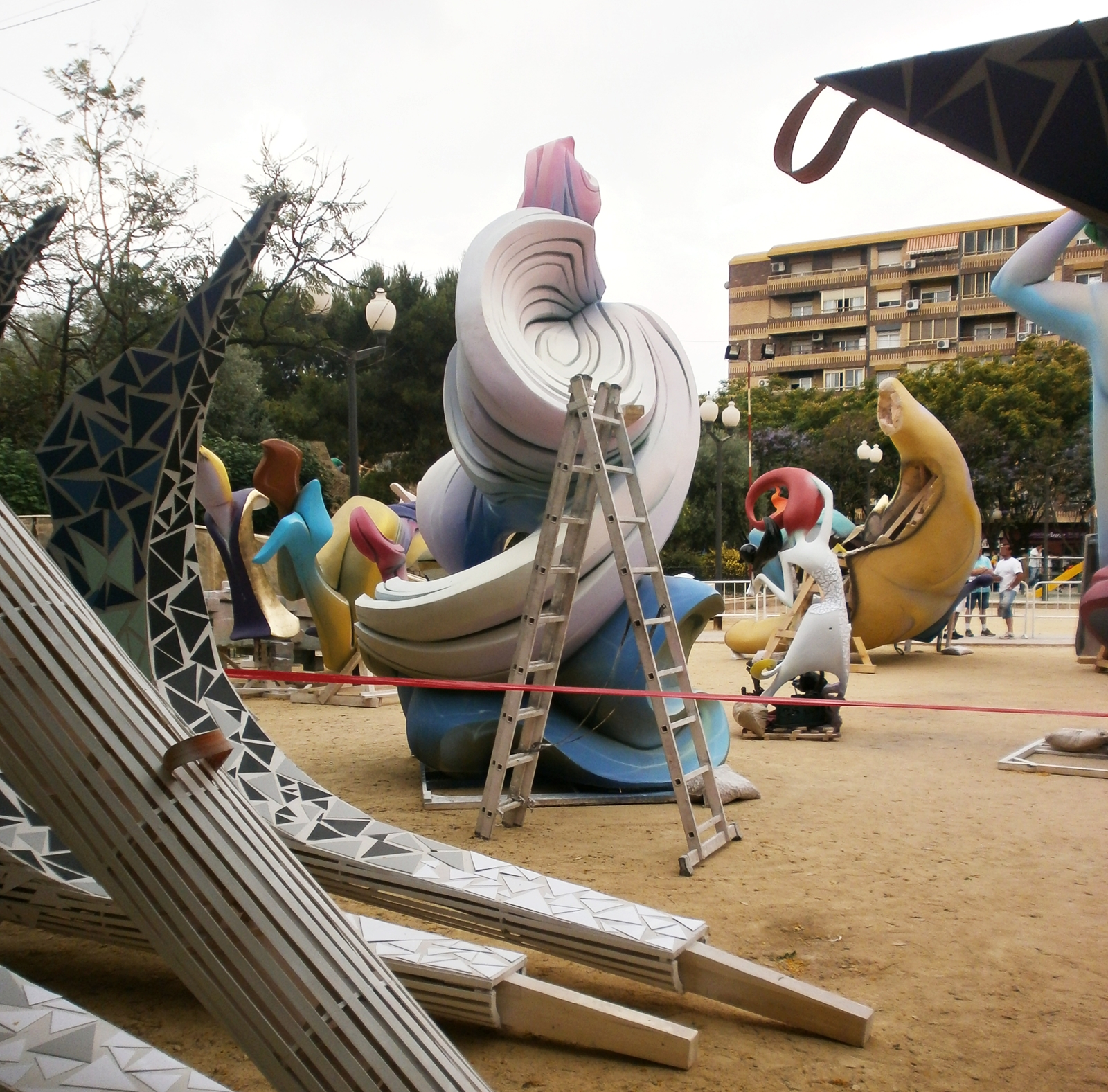 Imagen de la plantá de una hoguera de San Juan en Alicante, España.