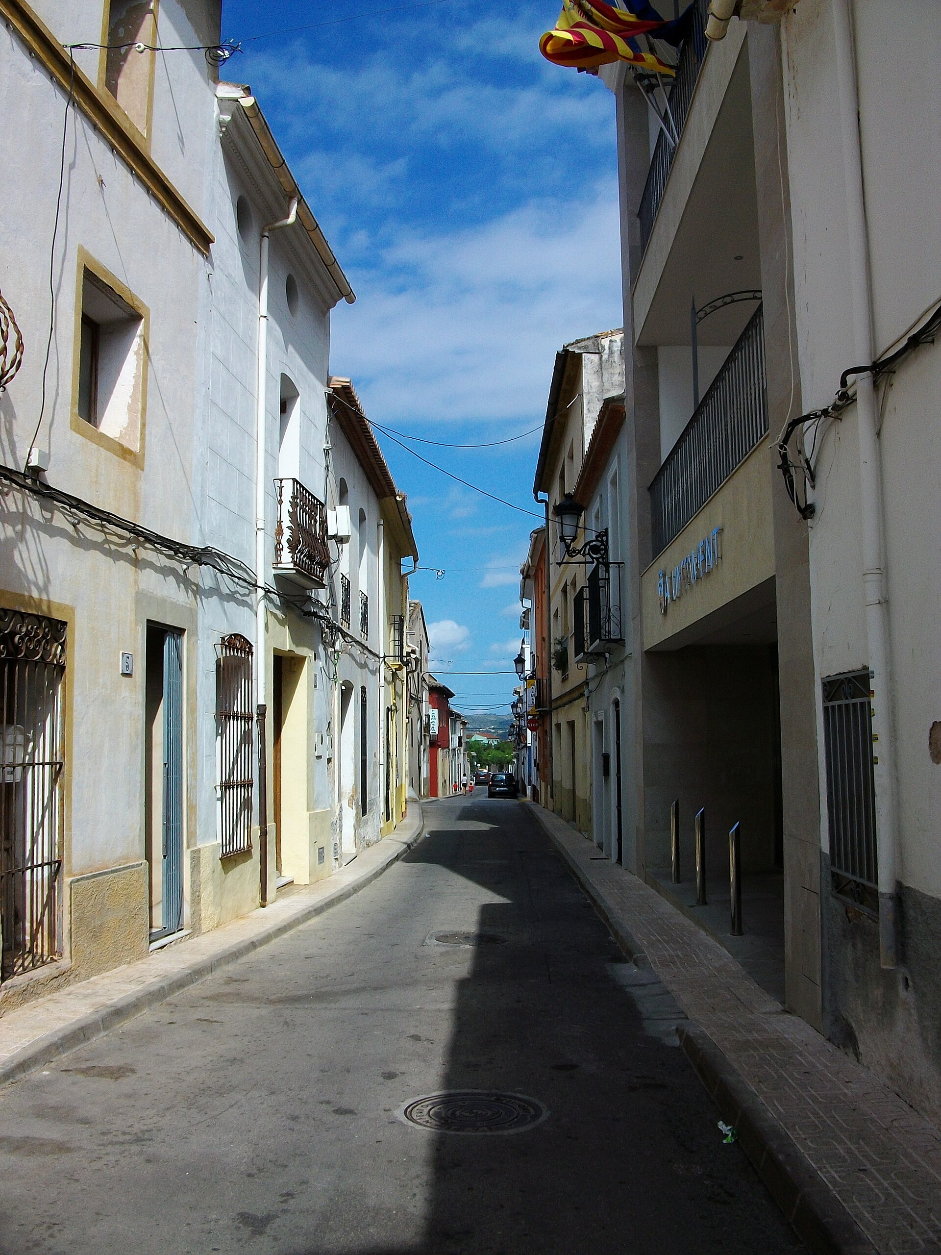 Carrer Major d'Alcalalí, a la dreta l'Ajuntament.