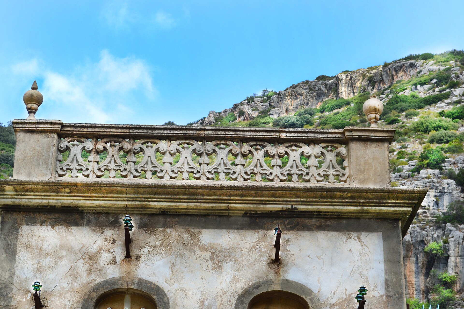 Detalle de coronación de la torre del transformador fábrica de la luz Lorcha (Alicante)