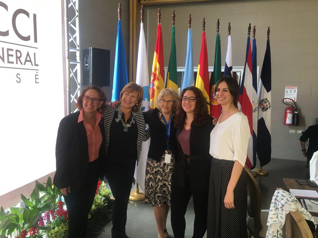La alcaldesa de Madrid, Manuela Carmena, participó ayer viernes 20 de abril, en la clausura de la XVIII Asamblea General de la Unión de Ciudades Capitales Iberoamericanas (UCCI), organización que copreside. La cita, que tuvo lugar en San José de Costa Rica, ha congregado durante dos días a 10 alcaldes y alcaldesas de Iberoamérica y a 23 ciudades de la región y durante su celebración se ha estado definiendo la estrategia de cooperación que seguirán la UCCI y sus 29 miembros en los dos próximos añ