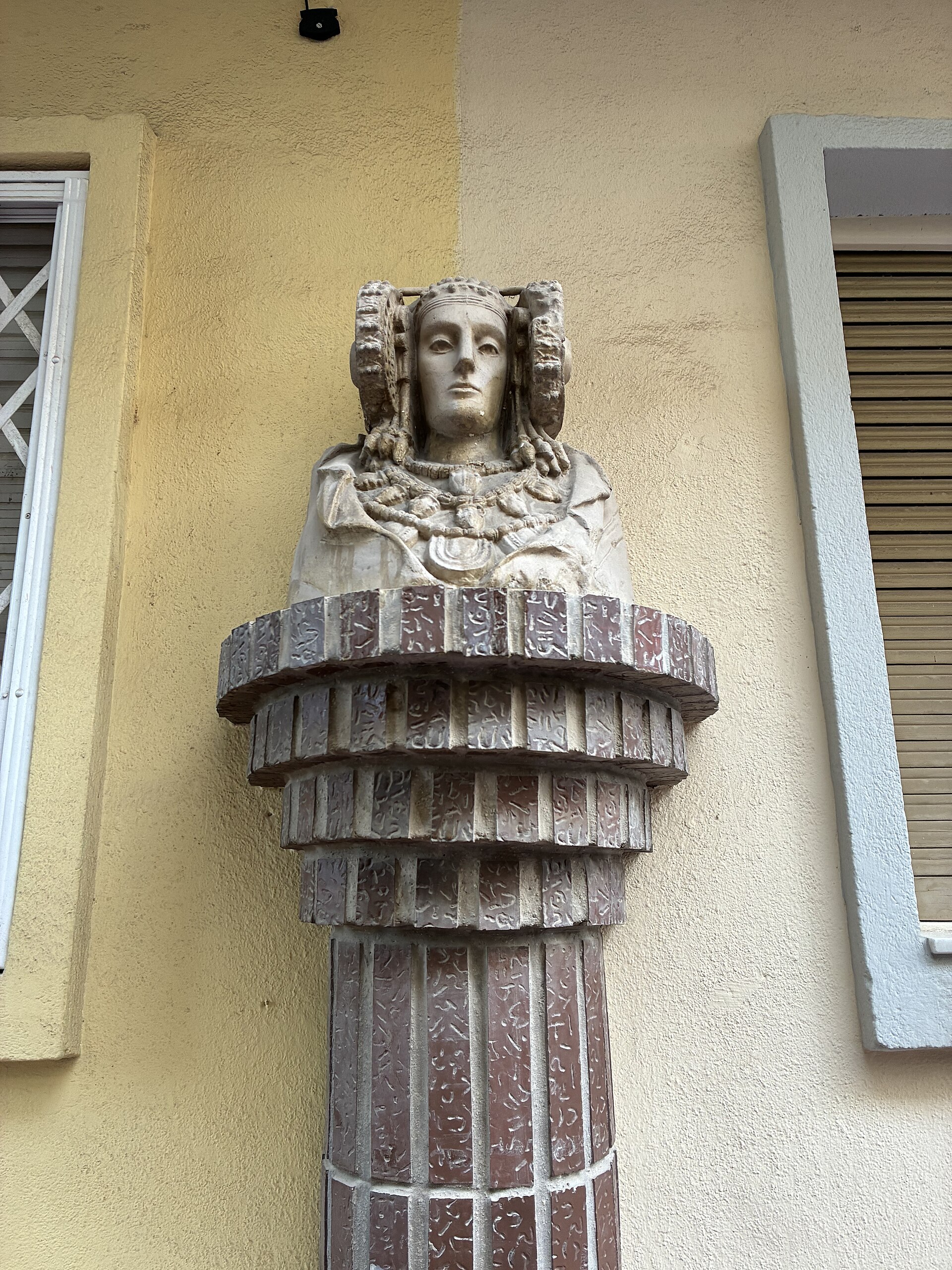 Busto de la Dama de Elche en la calle Elche de San Vicente del Raspeig, provincia de Alicante, España.