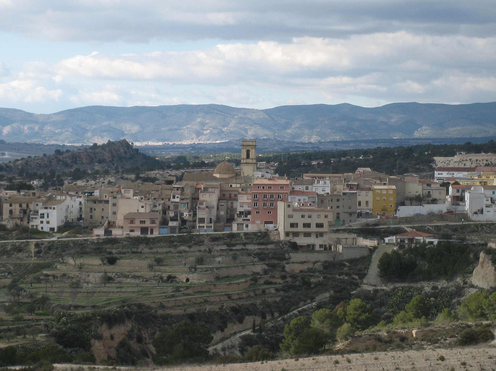 Vista de la localidad de Tibi (Alicante, España) desde el antiguo castillo musulmán. Foto realizada por Rodriguillo el 24/02/2005.
