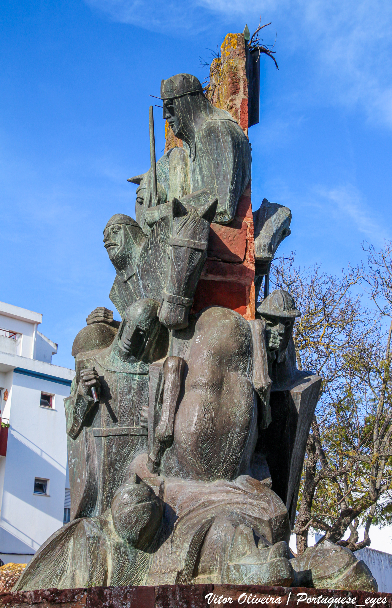 Descrição
Uma coluna de pedra é cercada por cavaleiros cristãos e mouros derrotados. O monumento representa a conquista de Silves pelos cavaleiros cristãos em 1189. Durante o reinado de D. Sancho I, o segundo tenente, D. Mendo de Sousa, planeou um ataque surpresa aos mouros.
Escultor

José Laranjeira Santos (1930), escultor português. statues.vanderkrogt.net/object.php?webpage=ST&record=...