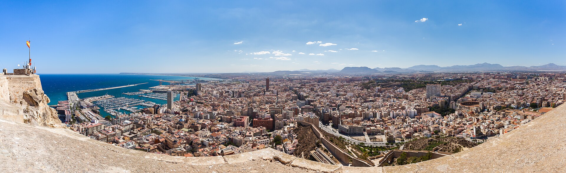 Vista panorámica de Alicante desde el Castillo de Santa Bárbara, España. La población de la ciudad es de aprox. 330.000 y es un popular destino turístico situado en la costa del mar Mediterráneo. El castillo, situado a un altura de 166 m sobre el monte Benacantil, data del siglo IX.
