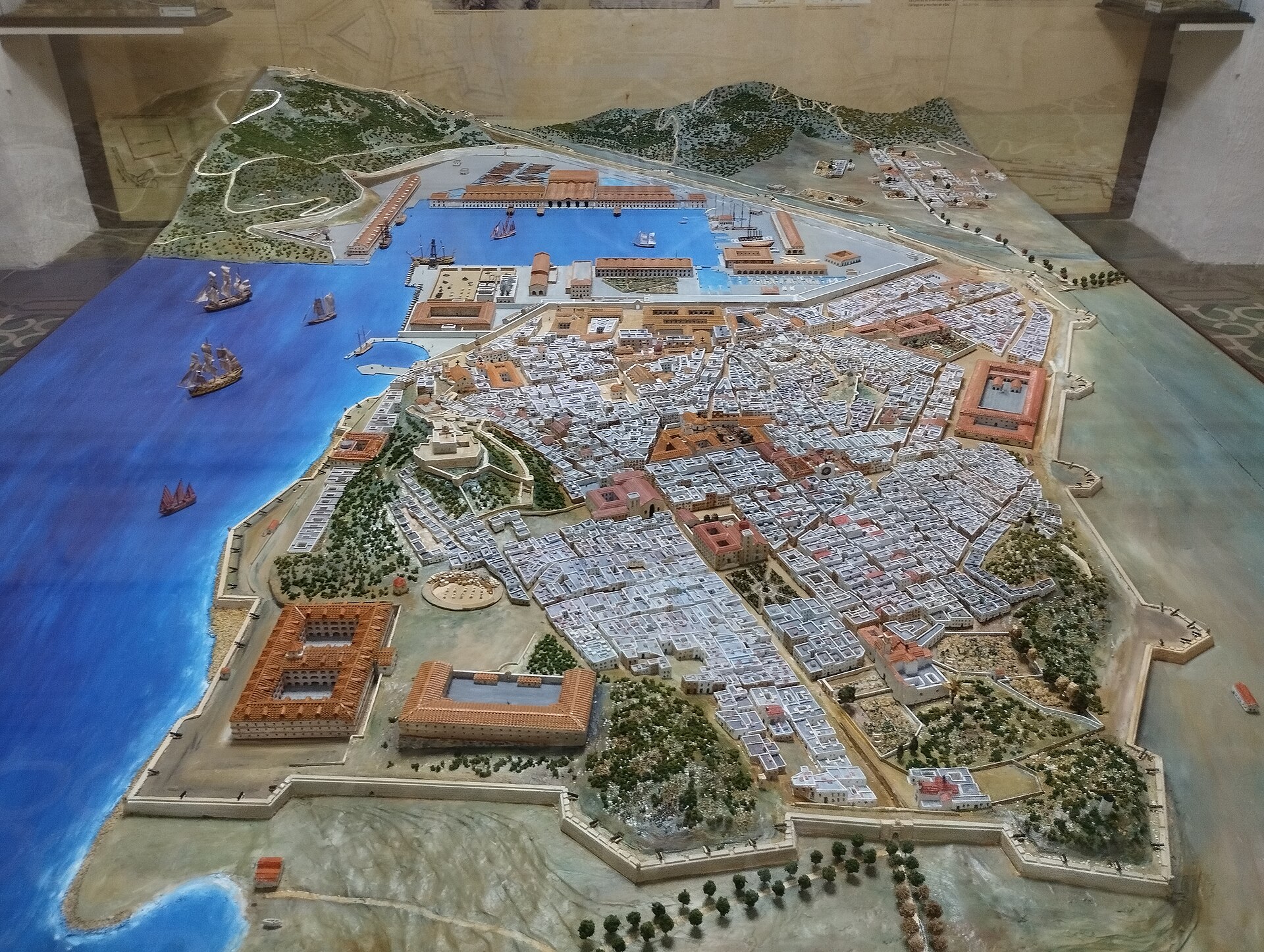 La maqueta de Cartagena y su Arsenal durante el siglo XVIII fue un proyecto de reconstrucción histórica acometido entre 2015 y 2017 por los ingenieros jubilados José Palencia Anaya, Juan Luis Torras Sánchez, José Luis García Galán, José del Pino Arabolaza y Juan Gris Sánchez, con la colaboración del profesor de historia jubilado José Antonio de las Heras Millán.
En la fotografía se muestra una vista general de la maqueta desde el este, donde se encuentra la Puerta de San José.