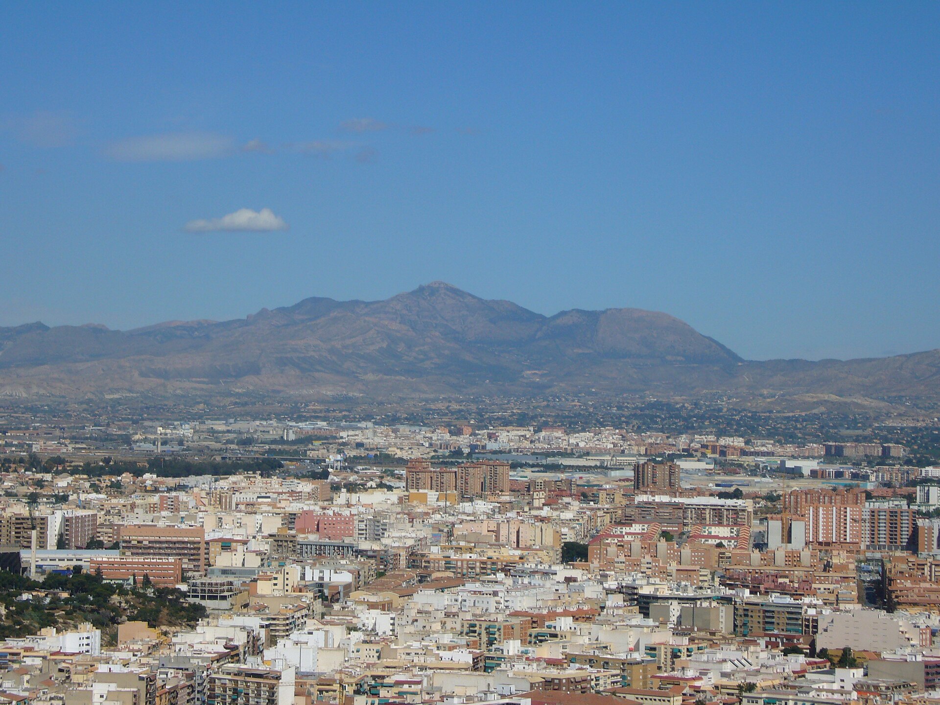 Vista a lo lejos de San Vicente del Raspeig desde el Castillo de Santa Bárbara en Alicante.