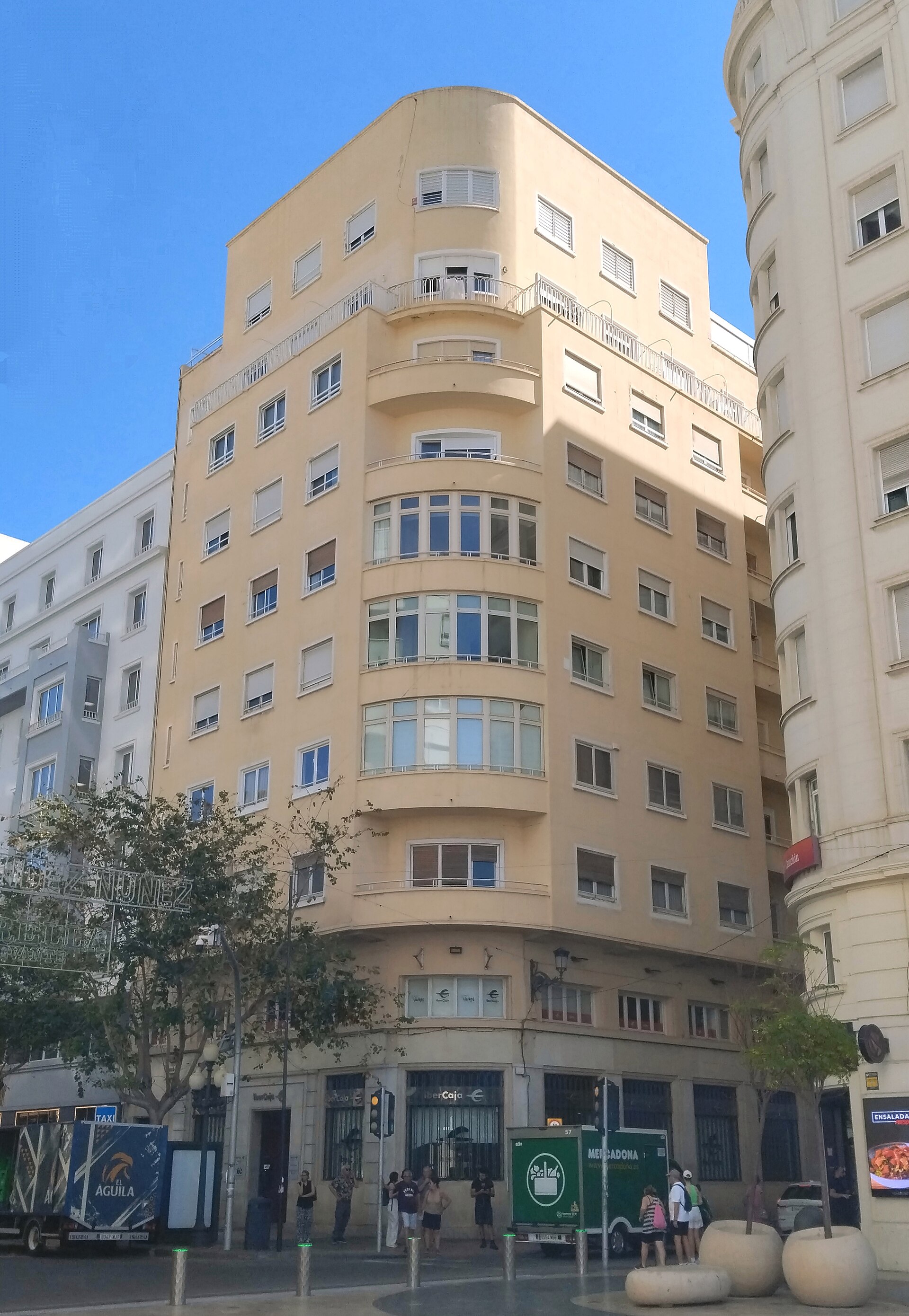 Edificio Marimón, también conocido como Edificio Seguros Bilbao, en la Rambla de Méndez Núñez (Alicante). Proyectado por Juan Vidal Ramos y Julio Ruíz Olmos en 1940.