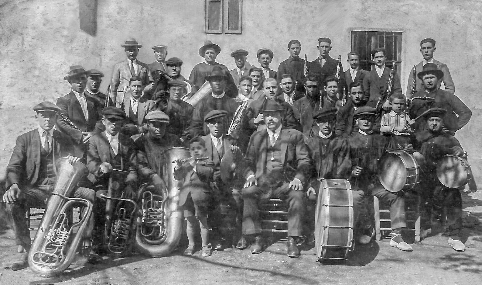 Projecte de col·laboració de l'Arxiu Ismael Latorre Mendoza amb Wikimedia Commons i Amical Wikimedia. Fotografia molt deteriorada.
Banda de Música d'Alginet‎. Fotografia del Fons de l'Arxiu Ismael Latorre Mendoza. A aquest document, el xiquet que toca el flautí és Ismael Latorre Mendoza. Justiniano Latorre Rubio, el seu pare, està en el centre de la imatge, en segona fila.
Aquesta fotografia s'ha publicat en: 

HERRERO I PIQUERES, Joan Francesc: Alginet, 125 anys amb la Societat Artística Musica
