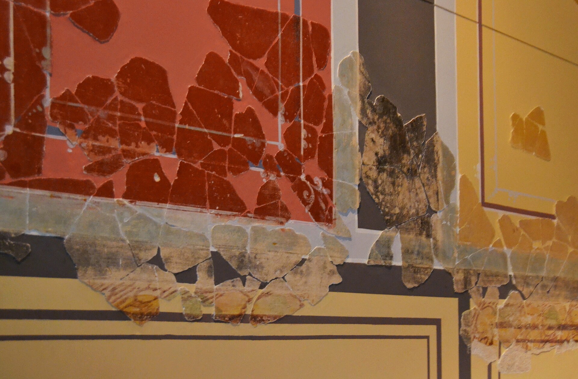 Pintura mural del sostre de la Domus de la Porta Oriental de Lucentum (Tossall de Manises). Pintura aplicada mitjançant la tècnica al fresc sobre una base de morter de calç. Primera meitat del segle II dC. Museu Arqueològic d'Alacant.