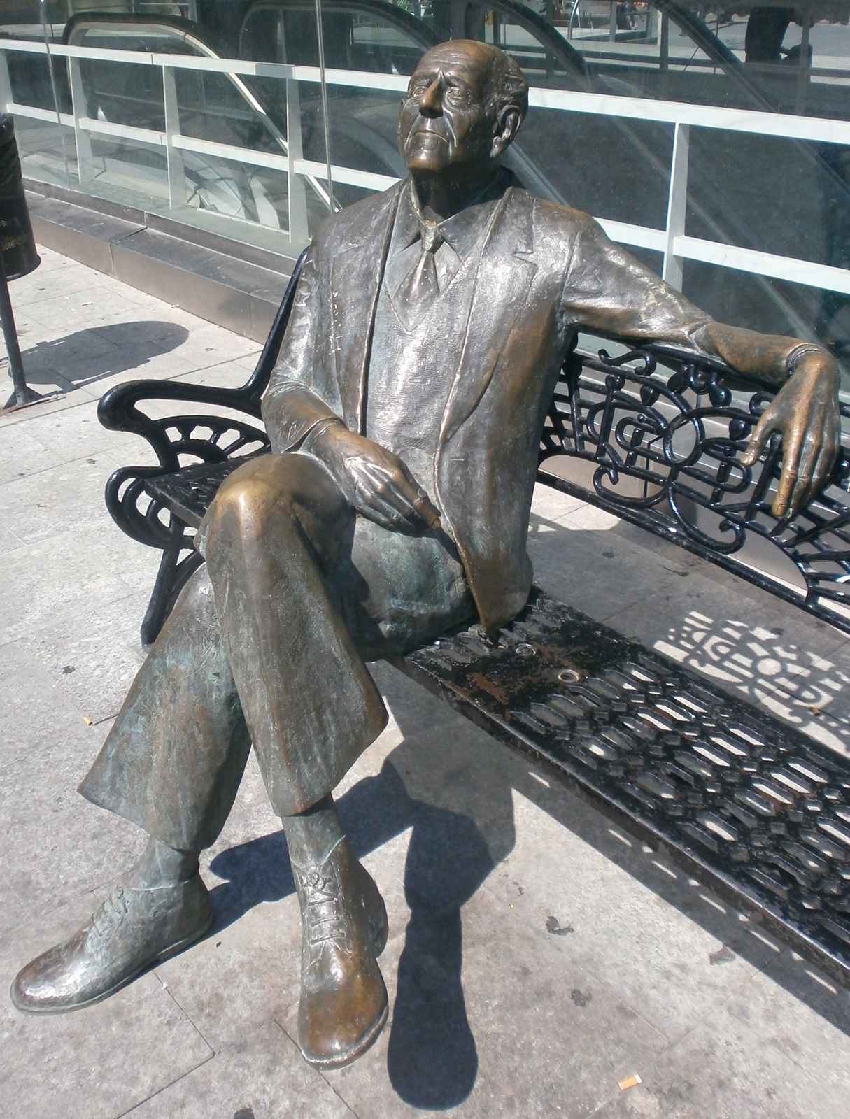 Estatua del pintor y escultor español Gastón Castelló en la plaza 25 de mayo, Alicante (España)