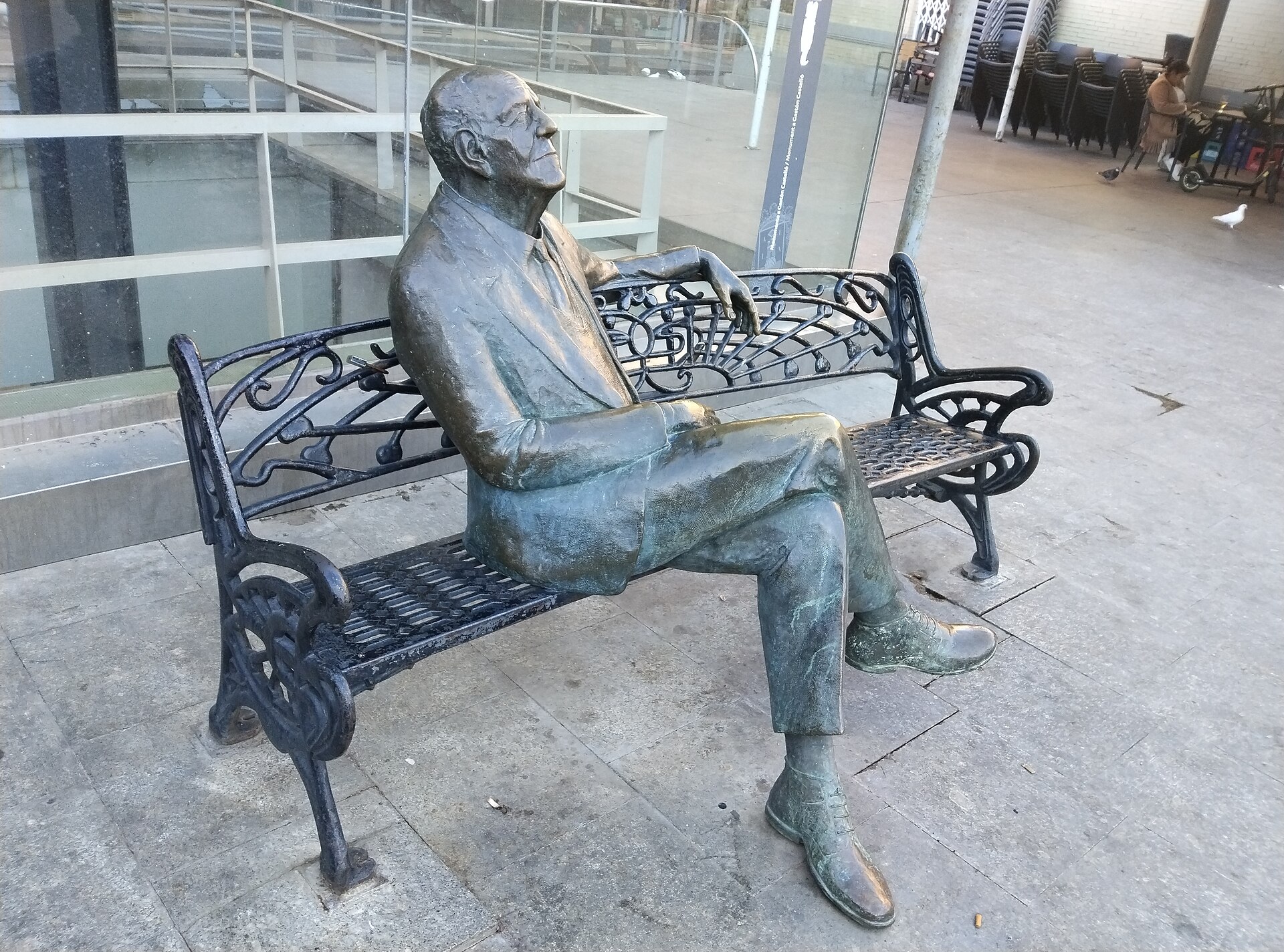 Estatua de Gastón Castelló en la plaza del 25 de mayo, Alicante.