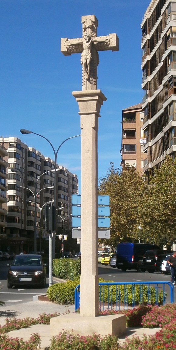 Cruceiro en la av. Eusebio Sempere, junto a la plaza Galicia, Alicante, España. Obra realizada por Raúl Comesaña Covelo. Donada por las cuatro diputaciones provinciales gallegas a la ciudad de Alicante con motivo de la dedicación de una plaza a Galicia y una calle a Orense en 1971.