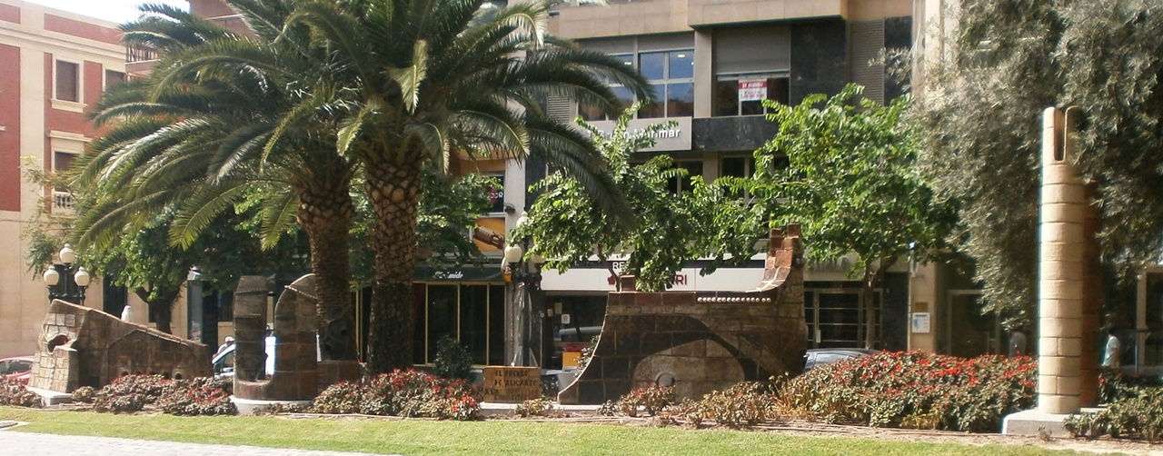 Monumento del pueblo de Alicante a la Constitución Española realizado en 1986 por el artista español Arcadio Blasco. La Rambla, Alicante, España.